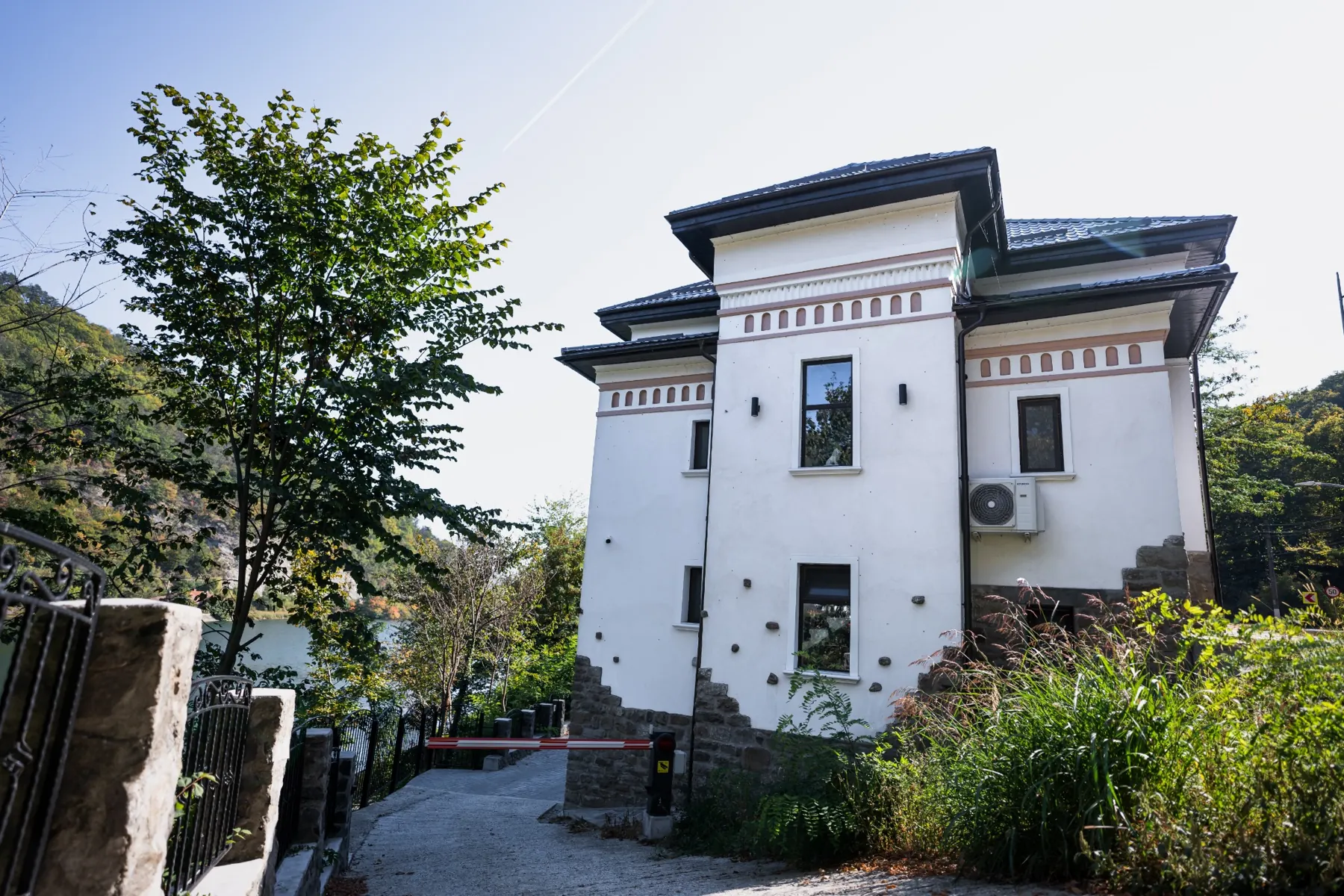 Bujorul Oltului – exterior și curte