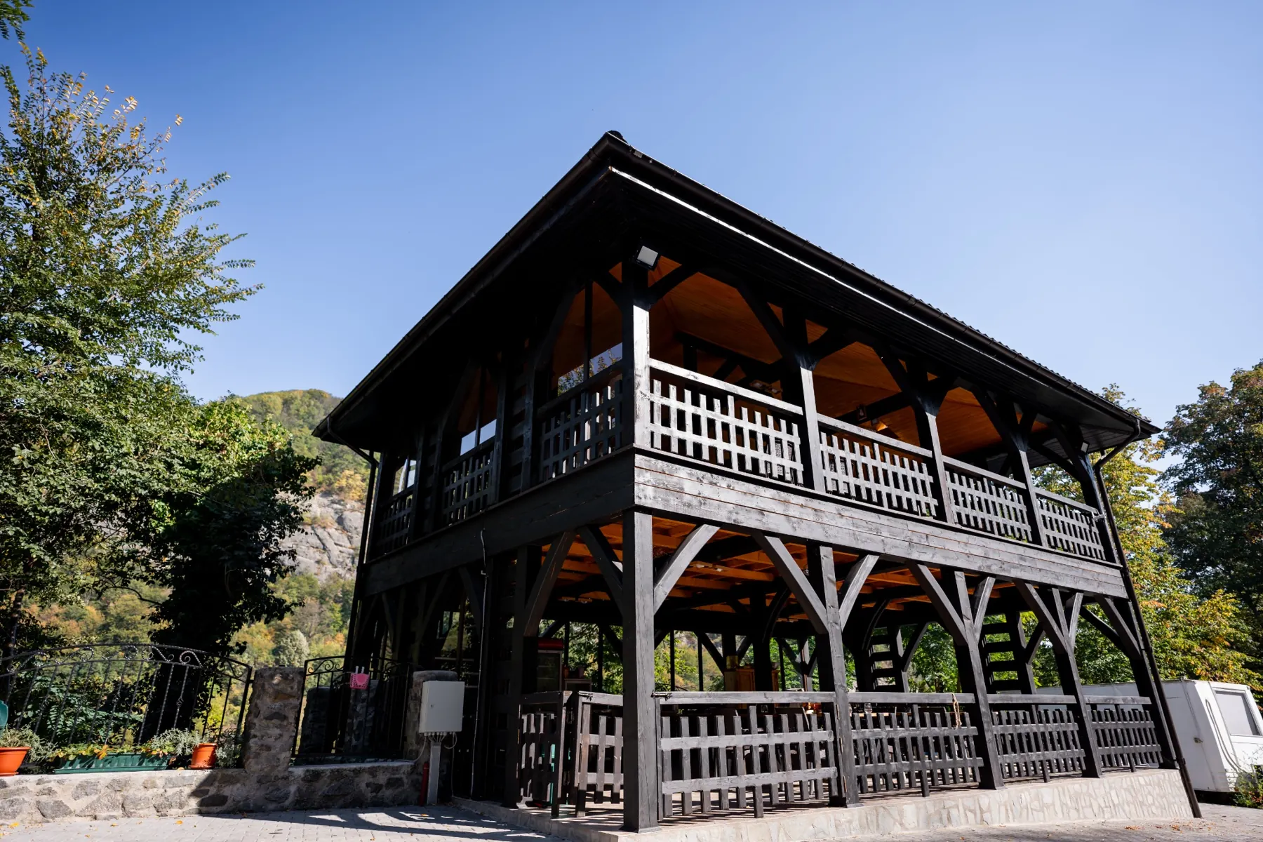 Bujorul Oltului – exterior și curte