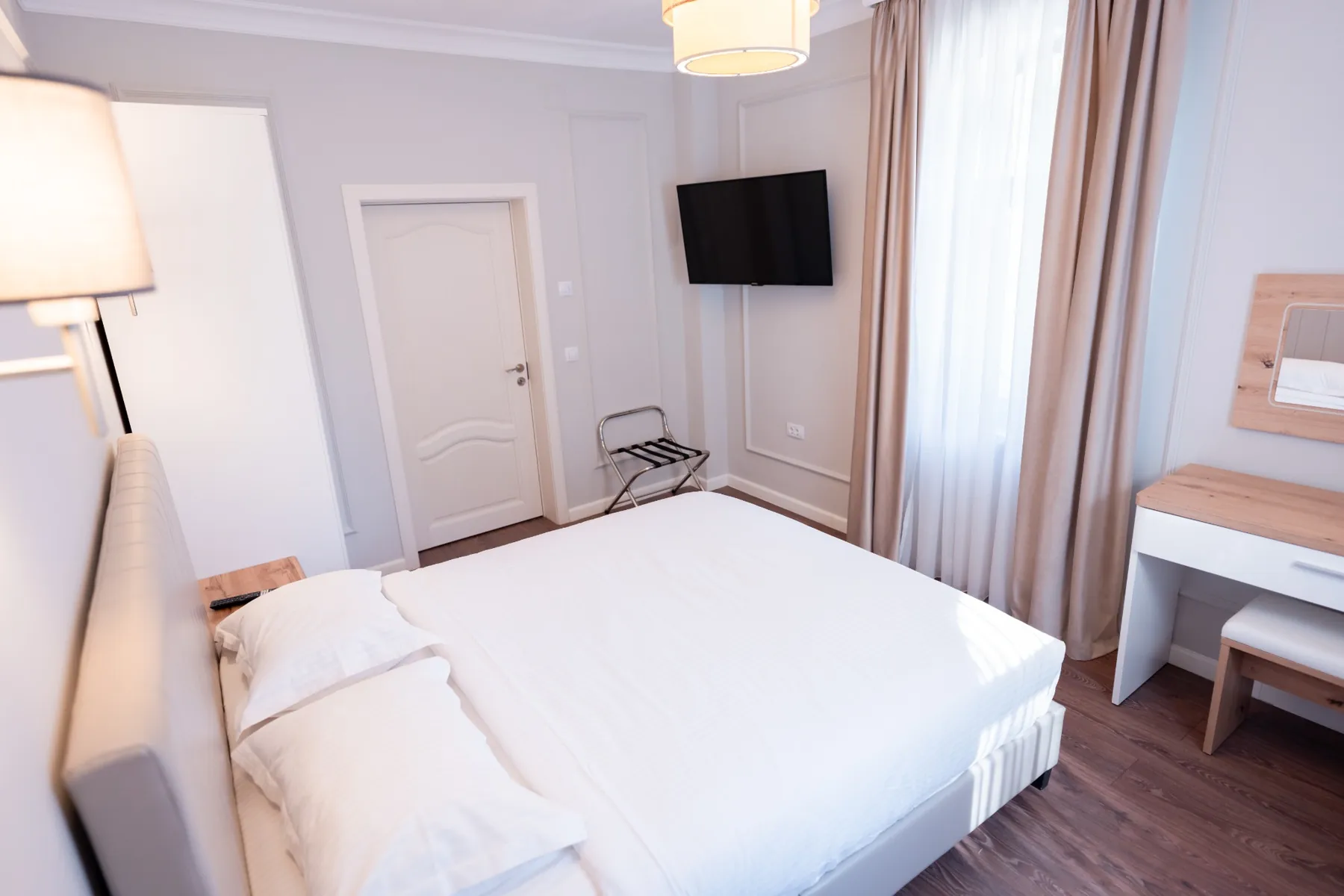 Bujorul Oltului – camere și apartamente
