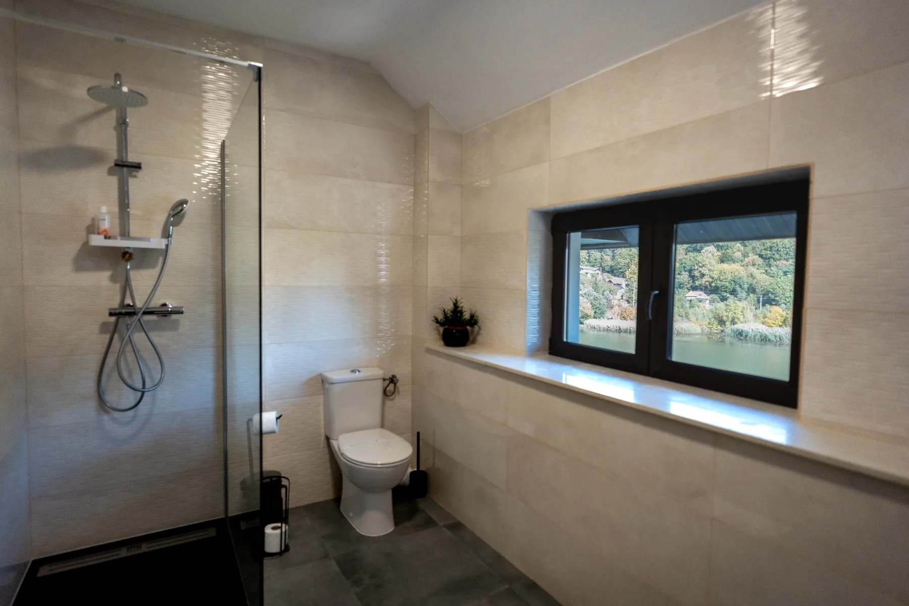 Bujorul Oltului – camere și apartamente